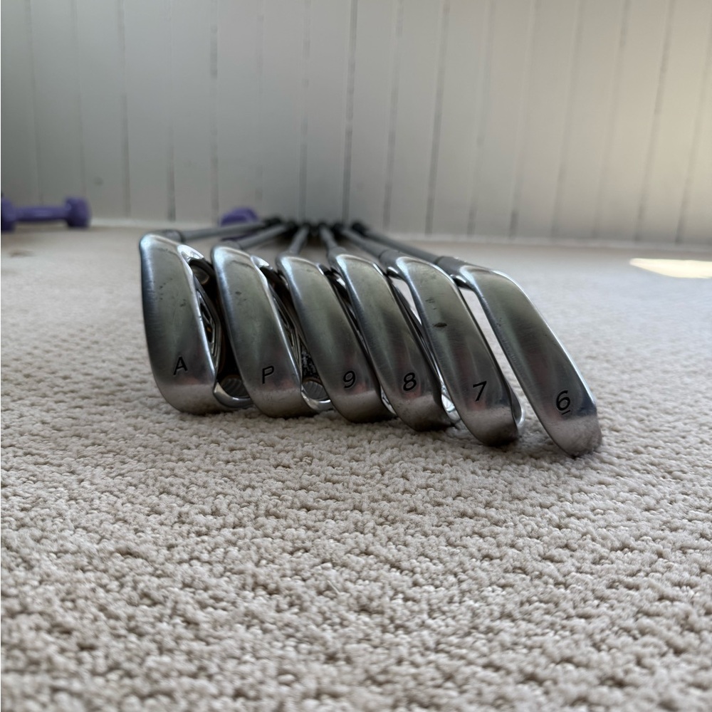 Taylor made R7 irons set 6-Pw,Aw RH steel shafts- Mint condition